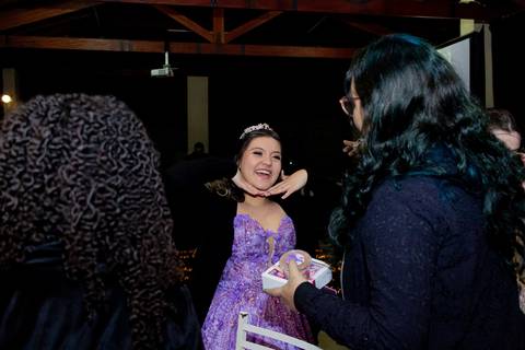 A magia de uma noite inteira em um só olhar. ✨ Foi assim que a Isabella viveu seu conto de fadas de 15 anos aqui em Ribeirão Preto. Mais que fotos, capturamos a essência de um sonho realizado. Do brilho no vestido à felicidade no olhar, cada detalhe conta'