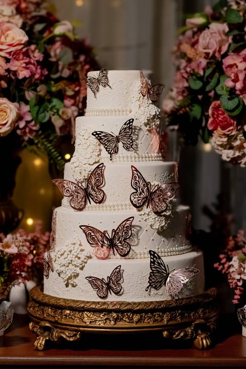 A magia de uma noite inteira em um só olhar. ✨ Foi assim que a Isabella viveu seu conto de fadas de 15 anos aqui em Ribeirão Preto. Mais que fotos, capturamos a essência de um sonho realizado. Do brilho no vestido à felicidade no olhar, cada detalhe conta'