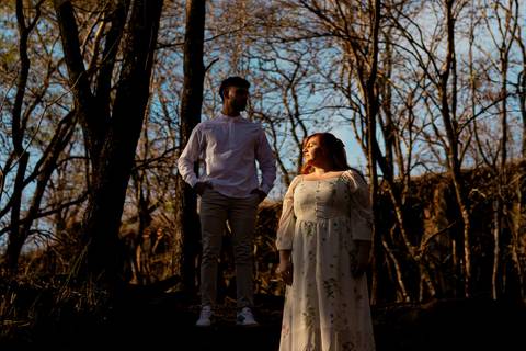 Mariane & Alisson em lindo ensaio pré-wedding no Parque Curupira, Ribeirão Preto. Amor e conexão em cada clique! #fotografodecasamento'