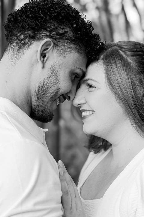 Mariane & Alisson em lindo ensaio pré-wedding no Parque Curupira, Ribeirão Preto. Amor e conexão em cada clique! #fotografodecasamento'