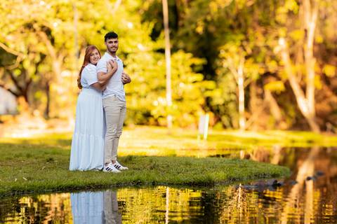 Mariane & Alisson em lindo ensaio pré-wedding no Parque Curupira, Ribeirão Preto. Amor e conexão em cada clique! #fotografodecasamento'