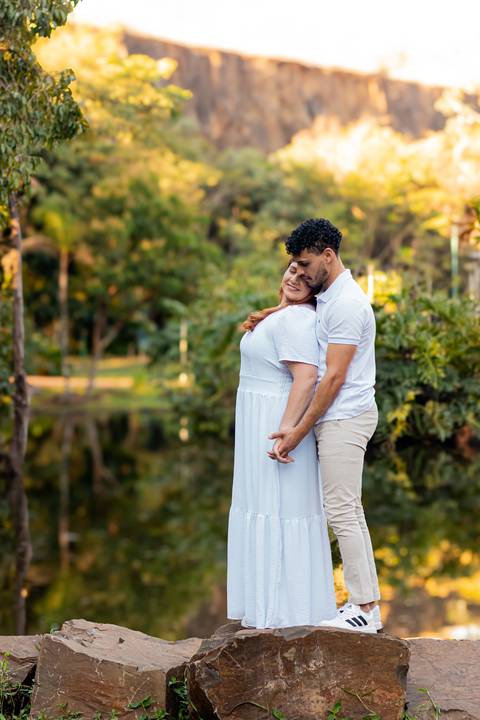 Mariane & Alisson em lindo ensaio pré-wedding no Parque Curupira, Ribeirão Preto. Amor e conexão em cada clique! #fotografodecasamento'