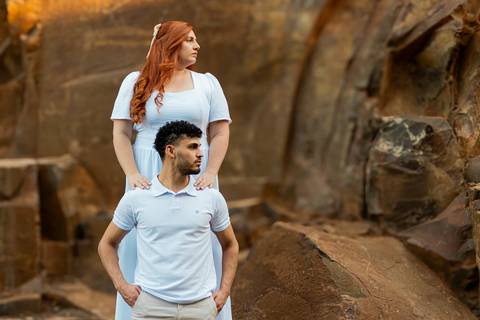 Mariane & Alisson em lindo ensaio pré-wedding no Parque Curupira, Ribeirão Preto. Amor e conexão em cada clique! #fotografodecasamento'