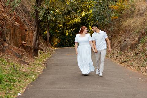 Mariane & Alisson em lindo ensaio pré-wedding no Parque Curupira, Ribeirão Preto. Amor e conexão em cada clique! #fotografodecasamento'