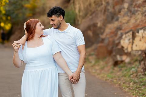 Mariane & Alisson em lindo ensaio pré-wedding no Parque Curupira, Ribeirão Preto. Amor e conexão em cada clique! #fotografodecasamento'