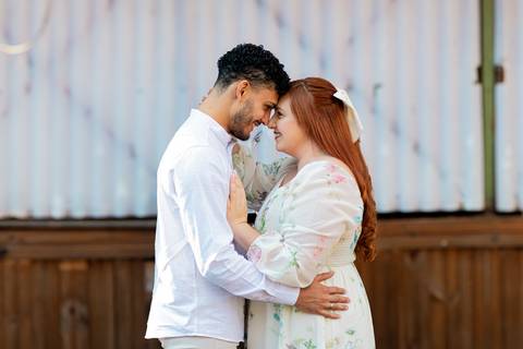 Mariane & Alisson em lindo ensaio pré-wedding no Parque Curupira, Ribeirão Preto. Amor e conexão em cada clique! #fotografodecasamento'