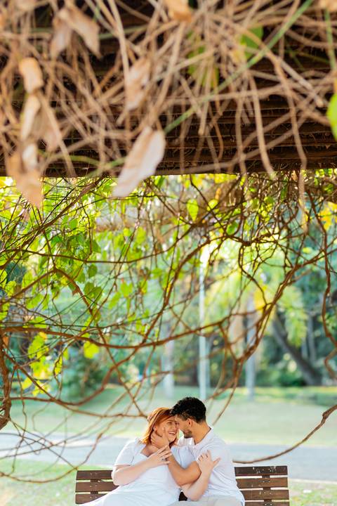 Mariane & Alisson em lindo ensaio pré-wedding no Parque Curupira, Ribeirão Preto. Amor e conexão em cada clique! #fotografodecasamento'
