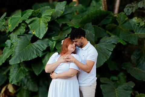 Mariane & Alisson em lindo ensaio pré-wedding no Parque Curupira, Ribeirão Preto. Amor e conexão em cada clique! #fotografodecasamento'