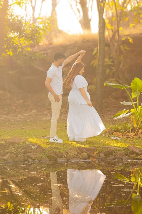 Mariane & Alisson em lindo ensaio pré-wedding no Parque Curupira, Ribeirão Preto. Amor e conexão em cada clique! #fotografodecasamento'
