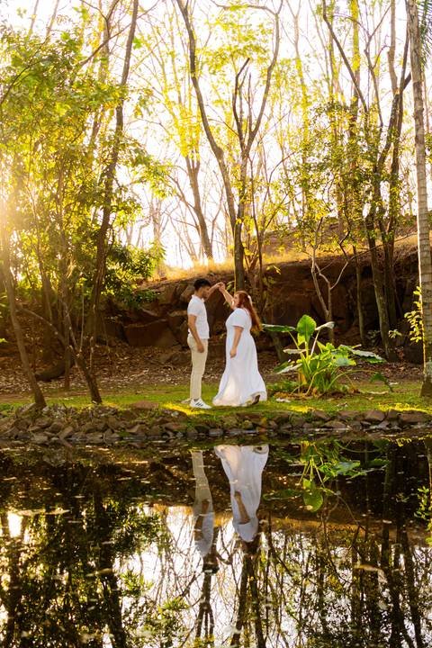 Mariane & Alisson em lindo ensaio pré-wedding no Parque Curupira, Ribeirão Preto. Amor e conexão em cada clique! #fotografodecasamento'