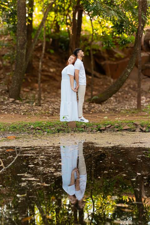 Mariane & Alisson em lindo ensaio pré-wedding no Parque Curupira, Ribeirão Preto. Amor e conexão em cada clique! #fotografodecasamento'