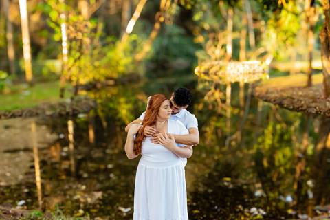 Mariane & Alisson em lindo ensaio pré-wedding no Parque Curupira, Ribeirão Preto. Amor e conexão em cada clique! #fotografodecasamento'
