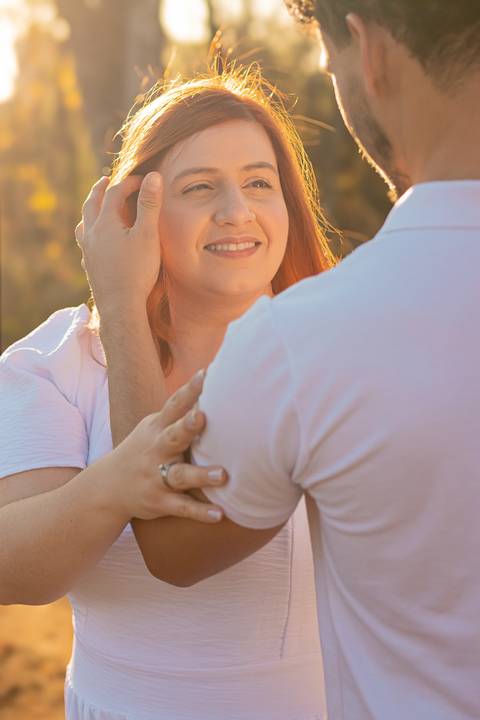 Mariane & Alisson em lindo ensaio pré-wedding no Parque Curupira, Ribeirão Preto. Amor e conexão em cada clique! #fotografodecasamento'