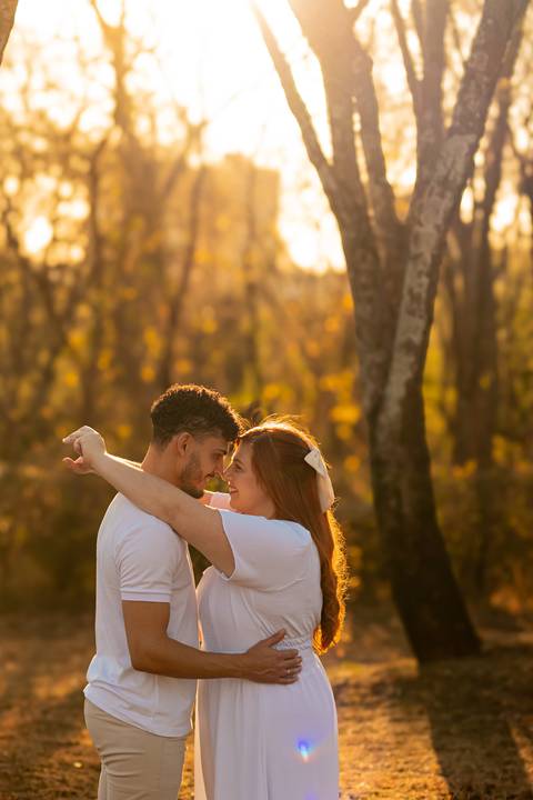 Mariane & Alisson em lindo ensaio pré-wedding no Parque Curupira, Ribeirão Preto. Amor e conexão em cada clique! #fotografodecasamento'