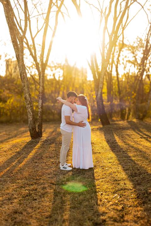 Mariane & Alisson em lindo ensaio pré-wedding no Parque Curupira, Ribeirão Preto. Amor e conexão em cada clique! #fotografodecasamento'