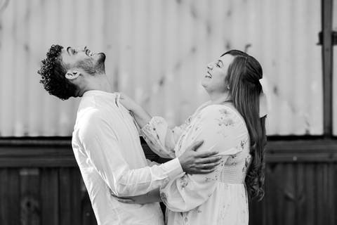 Mariane & Alisson em lindo ensaio pré-wedding no Parque Curupira, Ribeirão Preto. Amor e conexão em cada clique! #fotografodecasamento'