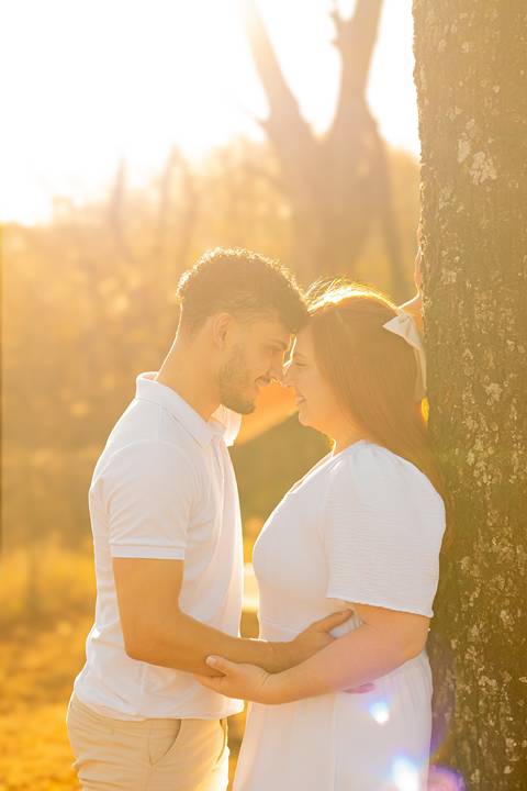 Mariane & Alisson em lindo ensaio pré-wedding no Parque Curupira, Ribeirão Preto. Amor e conexão em cada clique! #fotografodecasamento'