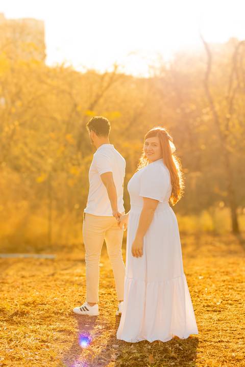 Mariane & Alisson em lindo ensaio pré-wedding no Parque Curupira, Ribeirão Preto. Amor e conexão em cada clique! #fotografodecasamento'
