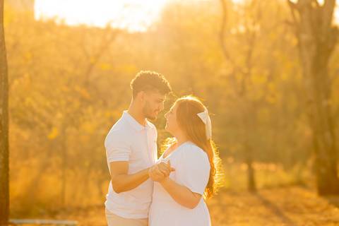 Mariane & Alisson em lindo ensaio pré-wedding no Parque Curupira, Ribeirão Preto. Amor e conexão em cada clique! #fotografodecasamento'