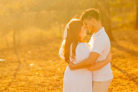 Mariane & Alisson em lindo ensaio pré-wedding no Parque Curupira, Ribeirão Preto. Amor e conexão em cada clique! #fotografodecasamento'
