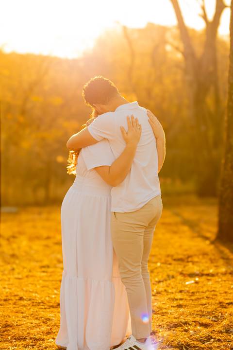 Mariane & Alisson em lindo ensaio pré-wedding no Parque Curupira, Ribeirão Preto. Amor e conexão em cada clique! #fotografodecasamento'