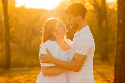 Mariane & Alisson em lindo ensaio pré-wedding no Parque Curupira, Ribeirão Preto. Amor e conexão em cada clique! #fotografodecasamento'