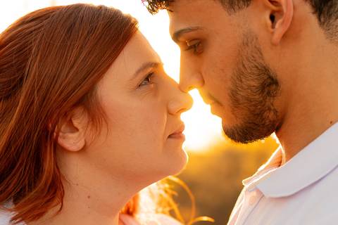 Mariane & Alisson em lindo ensaio pré-wedding no Parque Curupira, Ribeirão Preto. Amor e conexão em cada clique! #fotografodecasamento'