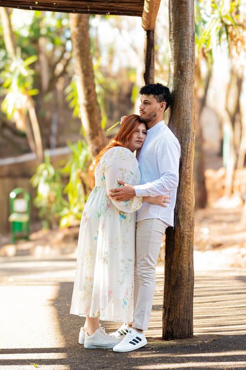 Mariane & Alisson em lindo ensaio pré-wedding no Parque Curupira, Ribeirão Preto. Amor e conexão em cada clique! #fotografodecasamento'