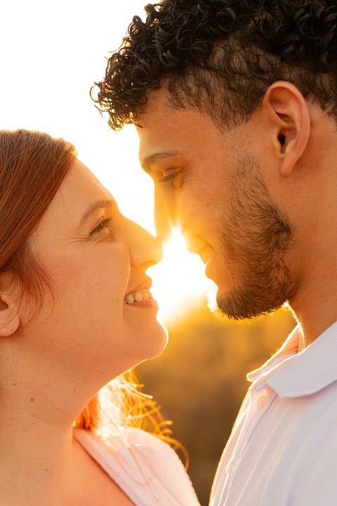 Mariane & Alisson em lindo ensaio pré-wedding no Parque Curupira, Ribeirão Preto. Amor e conexão em cada clique! #fotografodecasamento'