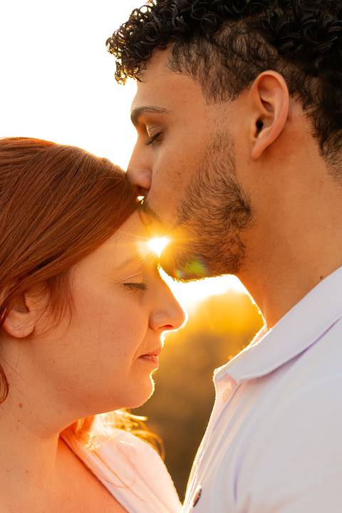 Mariane & Alisson em lindo ensaio pré-wedding no Parque Curupira, Ribeirão Preto. Amor e conexão em cada clique! #fotografodecasamento'