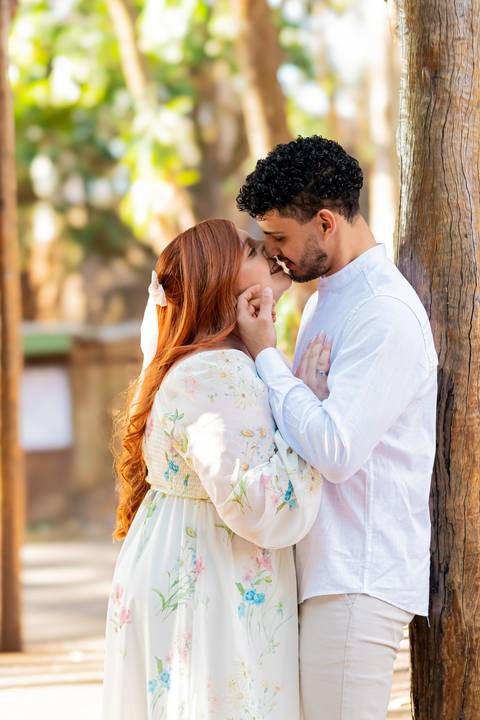 Mariane & Alisson em lindo ensaio pré-wedding no Parque Curupira, Ribeirão Preto. Amor e conexão em cada clique! #fotografodecasamento'