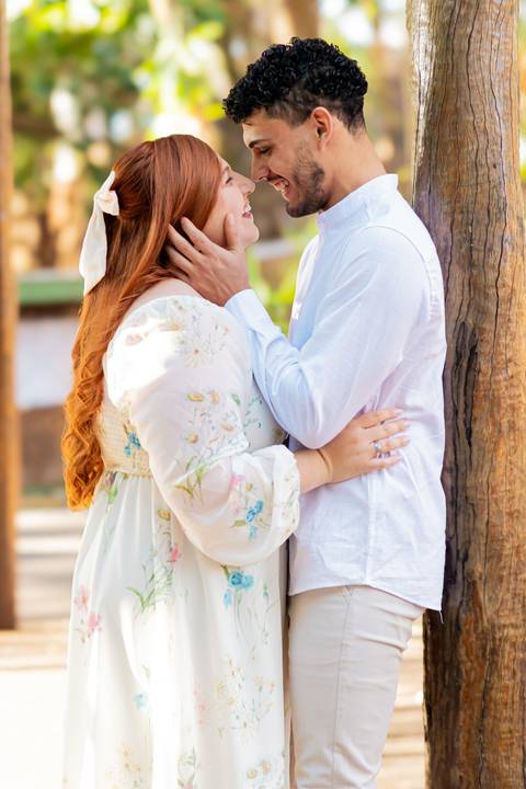 Mariane & Alisson em lindo ensaio pré-wedding no Parque Curupira, Ribeirão Preto. Amor e conexão em cada clique! #fotografodecasamento'
