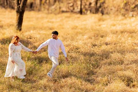Mariane & Alisson em lindo ensaio pré-wedding no Parque Curupira, Ribeirão Preto. Amor e conexão em cada clique! #fotografodecasamento'