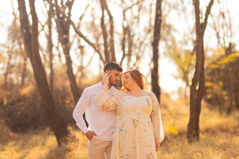 Mariane & Alisson em lindo ensaio pré-wedding no Parque Curupira, Ribeirão Preto. Amor e conexão em cada clique! #fotografodecasamento'