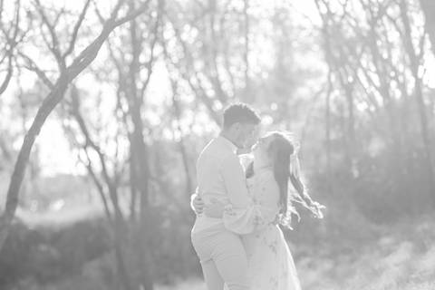Mariane & Alisson em lindo ensaio pré-wedding no Parque Curupira, Ribeirão Preto. Amor e conexão em cada clique! #fotografodecasamento'