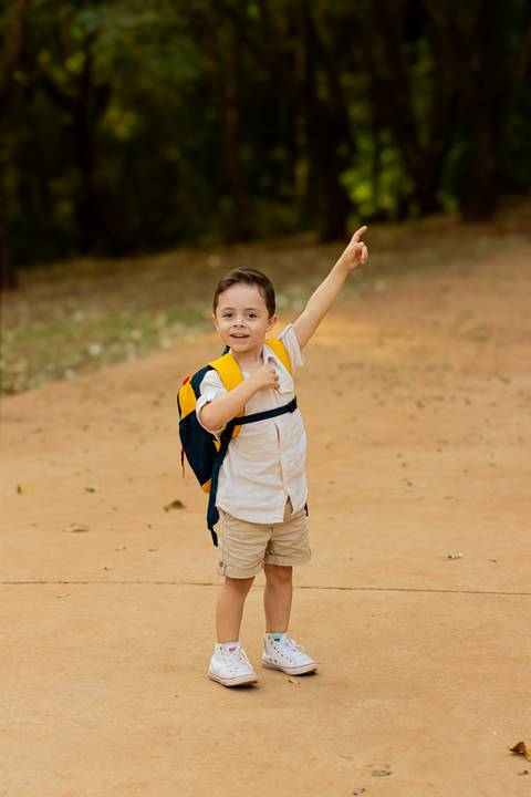 Fotógrafo de casamento em Ribeirão Preto captura Thays e Lucas abraçando o filho com risos, um retrato de família em preto e branco.'