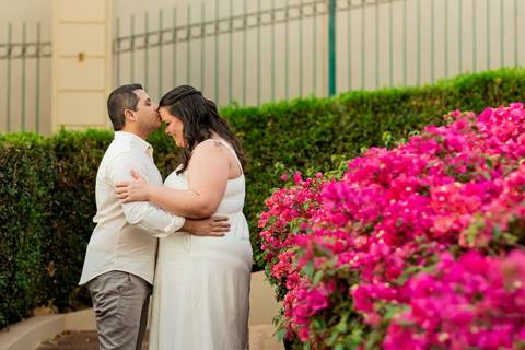 Fotógrafo de casamento em Ribeirão Preto captura Thays e Lucas abraçando o filho com risos, um retrato de família em preto e branco.'