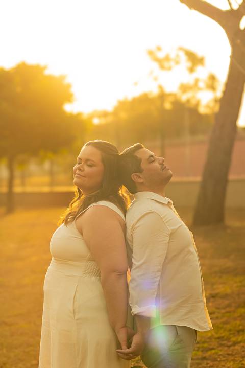 Fotógrafo de casamento em Ribeirão Preto captura Thays e Lucas abraçando o filho com risos, um retrato de família em preto e branco.'
