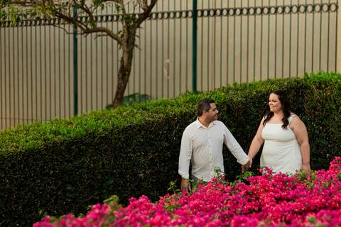 Fotógrafo de casamento em Ribeirão Preto captura Thays e Lucas abraçando o filho com risos, um retrato de família em preto e branco.'