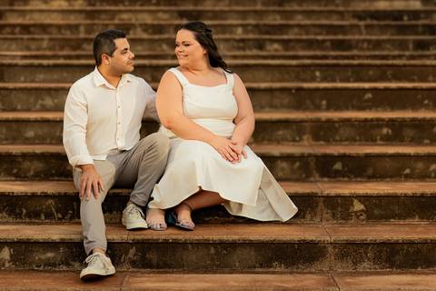 Fotógrafo de casamento em Ribeirão Preto captura Thays e Lucas abraçando o filho com risos, um retrato de família em preto e branco.'