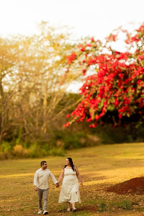 Fotógrafo de casamento em Ribeirão Preto captura Thays e Lucas abraçando o filho com risos, um retrato de família em preto e branco.'