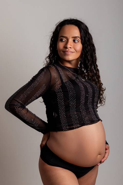 Foto da Lorraine em estudio em ribeirão preto a espera da Isabella - fotos em estudio- fotografo profissional em ribeirão preto'