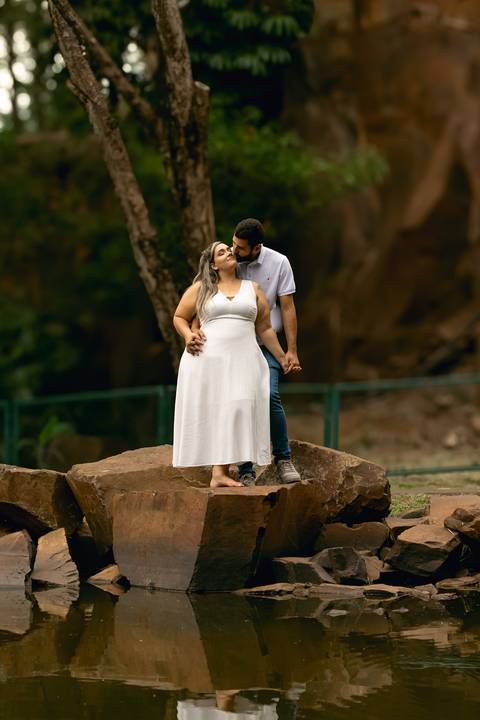 O pré-wedding da Luana e do Gustavo no Parque Curupira, em Ribeirão Preto, uniu romance e descontração. Entre cenários naturais, brindes com cerveja e plaquinhas criativas, registramos a conexão única e a leveza desse casal apaixonado.