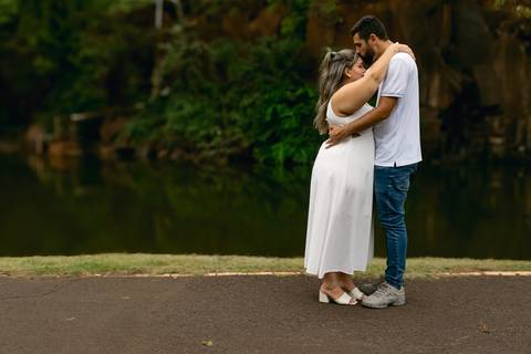 O pré-wedding da Luana e do Gustavo no Parque Curupira, em Ribeirão Preto, uniu romance e descontração. Entre cenários naturais, brindes com cerveja e plaquinhas criativas, registramos a conexão única e a leveza desse casal apaixonado.