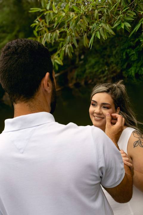 O pré-wedding da Luana e do Gustavo no Parque Curupira, em Ribeirão Preto, uniu romance e descontração. Entre cenários naturais, brindes com cerveja e plaquinhas criativas, registramos a conexão única e a leveza desse casal apaixonado.