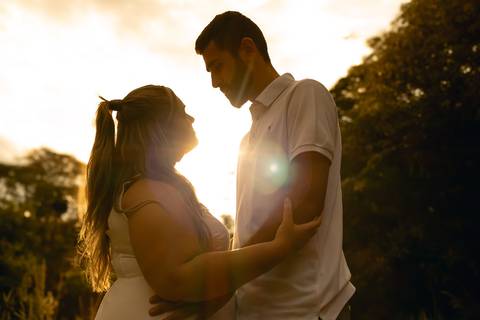 O pré-wedding da Luana e do Gustavo no Parque Curupira, em Ribeirão Preto, uniu romance e descontração. Entre cenários naturais, brindes com cerveja e plaquinhas criativas, registramos a conexão única e a leveza desse casal apaixonado.