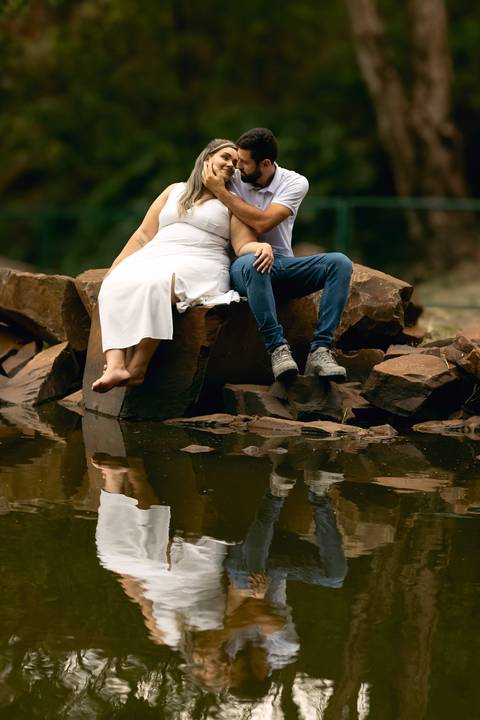 O pré-wedding da Luana e do Gustavo no Parque Curupira, em Ribeirão Preto, uniu romance e descontração. Entre cenários naturais, brindes com cerveja e plaquinhas criativas, registramos a conexão única e a leveza desse casal apaixonado.