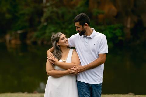 O pré-wedding da Luana e do Gustavo no Parque Curupira, em Ribeirão Preto, uniu romance e descontração. Entre cenários naturais, brindes com cerveja e plaquinhas criativas, registramos a conexão única e a leveza desse casal apaixonado.