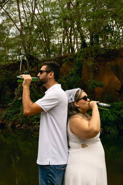 O pré-wedding da Luana e do Gustavo no Parque Curupira, em Ribeirão Preto, uniu romance e descontração. Entre cenários naturais, brindes com cerveja e plaquinhas criativas, registramos a conexão única e a leveza desse casal apaixonado.