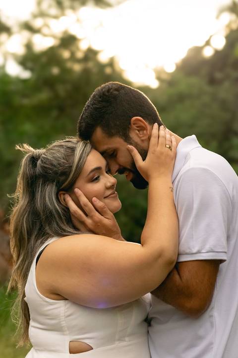 O pré-wedding da Luana e do Gustavo no Parque Curupira, em Ribeirão Preto, uniu romance e descontração. Entre cenários naturais, brindes com cerveja e plaquinhas criativas, registramos a conexão única e a leveza desse casal apaixonado.